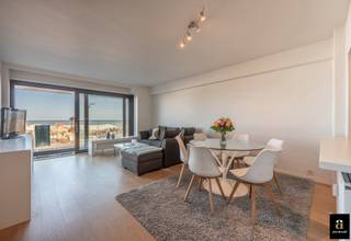 <p>Uitstekend gelegen 3-slaapkamerappartement met frontaal zeezicht in een standingvol gebouw op de Zeedijk op het Rubensplein (Albertstrand). <br />De buitengevel en de balkons werden 4 jaar geleden volledig vernieuwd, momenteel wordt de inkomhal vernieuwd.</p>
<p>Indeling is als volgt: inkomhal met vestiaire, mooie ruime woonkamer waaruit u frontaal zeezicht hebt. Keuken voorzien van alle comfort. De ruime masterbedroom goed voor een dubbel bed en ingemaakte kasten. Badkamer met ligbad, lavabo, toilet en douche bad. Een tweede en derde slaapkamer eveneens geschikt voor een dubbel bed. De derde slaapkamer heeft een eigen douchekamer.</p>
<p>Mogelijkheid tot aankoop staanplaats in het gebouw aan €120 000.</p>