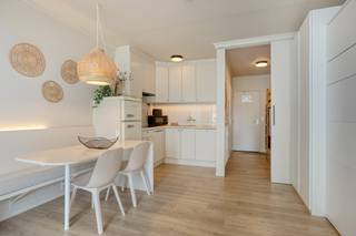 Op zoek naar een zorgeloze investering of een eigen plekje aan de kust?<br />Deze charmante en volledig instapklare studio bevindt zich op de gelijkvloerse verdieping van Residentie KLIF, op amper 75 meter van het strand.<br /><br />Bij het binnenkomen word je verwelkomd in een praktische inkomhal met stapelbed.<br />De lichtrijke leefruimte, die voorzien is van een muur-opklapbed bed (160*200cm), sluit naadloos aan op een volledig ingerichte keuken, ideaal voor ontspannen momenten. De badkamer is uitgerust met een ligbad met douche, lavabo en toilet. <br />De volledige studio is voorzien van slimme kwalitatieve LED-verlichting.<br /><br />De absolute blikvanger? Het uitzonderlijk ruime terras van maar liefst 28 m², waar je in alle rust geniet van een prachtig duinenzicht – een zeldzame troef zo dicht bij zee.<br /><br /><em>Mogelijkheid tot aankoop van een ondergrondse parkeerplaats.</em><br /><br />De residentie zelf biedt extra comfort met een vernieuwd en verwarmd zwembad, een petanquebaan en een gemeenschappelijke fietsenberging.<br />Bovendien bevindt het zeilwagencentrum zich vlak naast het gebouw, en liggen het natuurreservaat, openbaar vervoer en de zeedijk op wandelafstand.<br /><br /><strong>Interessante investering met bewezen rendement:</strong><br />Deze studio wordt succesvol aangeboden in vakantieverhuur met sterke resultaten:<br />• 2023: 196 verhuurde nachten<br />• 2024: 194 verhuurde nachten<br />• 2025: 207 verhuurde nachten<br /><br /><strong>Troeven op een rij:</strong><br />✔ Topligging vlakbij strand en duinen<br />✔ Volledig instapklaar en gemeubeld<br />✔ Ruim zonneterras met uniek uitzicht<br />✔ Aantrekkelijk en stabiel huurrendement<br /><br />