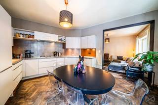 Bezoek deze woning exclusief aanstaande zondag 13 september tijdens onze open dag van 15.00 tot 16.00 uur. Kom gerust een kijkje nemen – met of zonder afspraak. Sint-Gillis – Ideaal gelegen tussen het Albertplein en het Van Meenenplein in een rustige straat, op een steenworp afstand van het Vorstpark en dicht bij alle voorzieningen (openbaar vervoer, winkels, scholen, restaurants, enz.). We Invest biedt dit prachtige gelijkvloerse appartement aan in een kleinschalig, goed onderhouden gebouw. Het appartement beschikt over een inkomhal, woonkamer, eetkamer, volledig uitgeruste open keuken, twee slaapkamers (waarvan één met toegang tot de binnenkoer), een werkkamer (momenteel ingericht als derde slaapkamer), een doucheruimte en een kelder. EPC-score: G. Beschikbaar bij het verlijden van de akte. Wacht niet te lang met een bezoek! 02 217 22 91. Meer zien? Ontdek alle woningen die op 13 september exclusief te bezichtigen zijn → https://weinvest.be/fr-BE/search?at=Bruxelles&c=4.35121%2C50.8551&t=place&exclusive=1&src=seo-landing