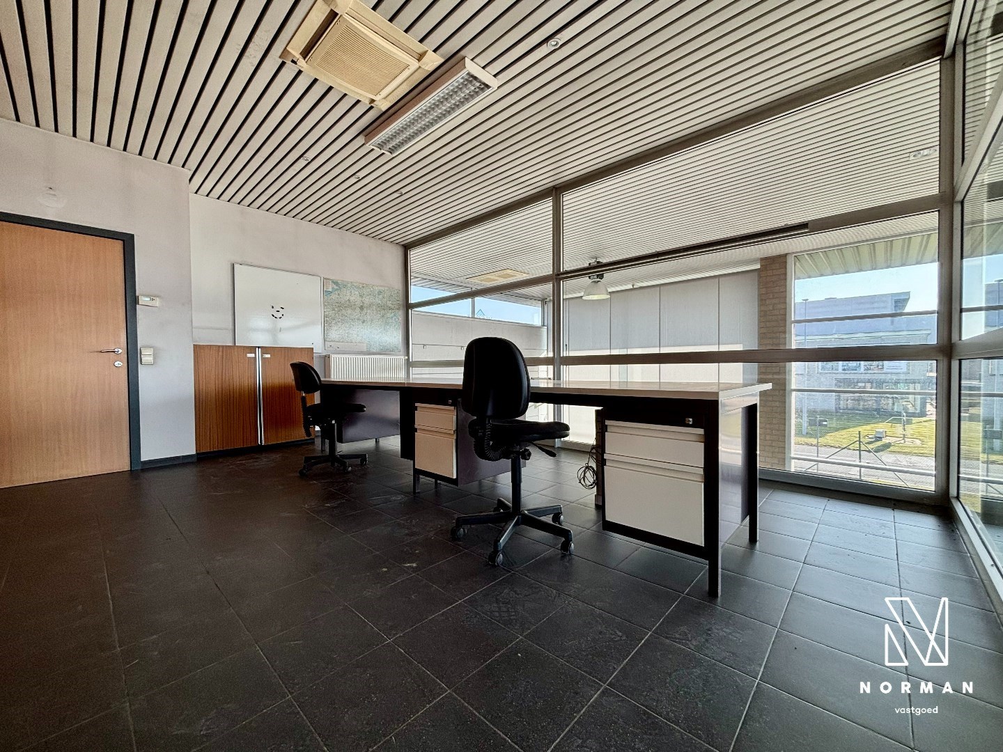 Toonzaal met bureaus en magazijn te huur in Meulebeke - foto 4