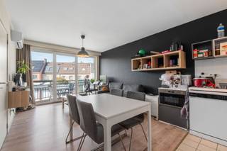 Dit instapklare 1-slaapkamerappartement bevindt zich op de eerste verdieping van residentie Hof Ten Dries, op een bijzonder gegeerde locatie nabij belangrijke invalswegen en het centrum van Gent. Winkels, openbaar vervoer en andere dagelijkse voorzieningen zijn vlot bereikbaar met de fiets of zelfs te voet.<br /><br />Bij het betreden van het appartement valt meteen de lichtrijke leefruimte op, waar de open keuken, eetplaats en zithoek mooi in elkaar overvloeien. De woonkamer geeft rechtstreeks uit op het terras, waardoor binnen en buiten aangenaam met elkaar verbonden worden. Verder beschikt het appartement over een slaapkamer, een badkamer en een praktische berging.<br /><br />Dankzij de aanwezige warmtepomp kan het leefgedeelte zowel verwarmd als gekoeld worden, wat het wooncomfort doorheen het jaar aanzienlijk verhoogt. Bovendien draagt dit bij aan de energiezuinigheid van het appartement en het gunstige EPC-label, wat mogelijk een korting op de rentevoet oplevert.<br /><br />Op de kelderverdieping bevindt zich een verplicht aan te kopen autostaanplaats voor € 25.000; een niet te onderschatten meerwaarde op deze locatie.<br /><br />Wenst u dit instapklare appartement met autostaanplaats en terras op een toplocatie in Gent te bezichtigen? Contacteer Brent via brent@immofrancois.be voor meer informatie of een bezoek ter plaatse.<br /><br />