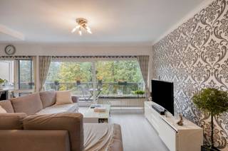 Het appartement gelegen op de Nieuwelaan te Strombeek-Bever heeft de volgende indeling:<br /><br />- Inkomhal met ingemaakte kasten<br />- Ruime en lichtrijke leefruimte met open keuken<br />- 2 slaapkamers<br />- Badkamer met douche, lavabo en aansluiting voor wasmachine<br />- Apart gastentoilet<br />- Berging<br />- Terras aan de voorzijde<br />- Terras aan de achterzijde<br />- Privatieve kelderberging<br />- Mogelijkheid om het huidig huurcontract van de ondergrondse autostaanplaats verder te zetten<br /><br />Ook op technisch vlak scoort dit appartement uitstekend: de elektrische installatie is conform en met een EPC-label B geniet u van een energiezuinige woning met lagere energiekosten.<br /><br />Een ideaal appartement voor eigen bewoning of als investering, waar comfort, ruimte en energiezuinig wonen perfect samenkomen. Maak snel een afspraak voor een bezoek!<br /><br />Bestuursmaatregelen in het maatregelenregister: nee