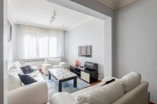 Deze charmante woning is gelegen op een zeer gunstige locatie aan de rand van Sint-Niklaas, met een vlotte verbinding naar het stadscentrum, winkels, scholen en belangrijke invalswegen. De woning combineert een aangename woonruimte met een praktische indeling en een grote tuin.<br />Via de inkomhal betreedt u de ruime en lichtrijke leefruimte, bestaande uit een gezellige zithoek en een aansluitende eetkamer. Dankzij de grote raampartijen geniet de woning van veel natuurlijke lichtinval.<br />Aansluitend bevindt zich de moderne en volledig uitgeruste keuken met kookeiland en ontbijthoek. De keuken beschikt over alle nodige toestellen en biedt een aangenaam zicht op de tuin.<br />Op de eerste verdieping bevinden zich een ruime master bedroom en een tweede slaapkamer. Beide kamers genieten van een aangename lichtinval.<br /><br />De tweede verdieping beschikt nog over 2 volledig afgewerkte zolderkamers.<br /><br />De woning beschikt tevens over een grote tuin, waar u in alle rust kan genieten van het buitenleven.<br />Vooraan de woning is er bovendien parkeergelegenheid op de oprit.