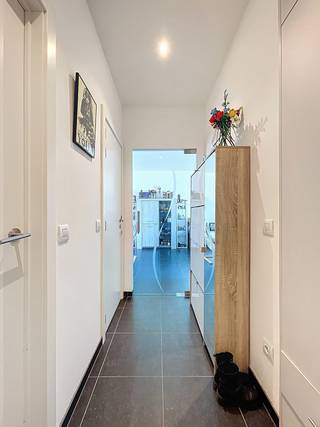 <p><strong>BEZOEK ENKEL AANVRAGEN VIA IMMODAVINCI.BE<br /><br />Wenst u een bezoek?<br /></strong>Gelieve NIET te BELLEN maar uw bezoek aan te vragen via www.immodavinci.be.<br />Ga naar het pand dat u interesseert en druk op de knop “Bezoek Aanvragen” onderaan de profielfoto van de contactpersoon.<br /><strong><br />LIGGING</strong><br />Dit prachtig appartement bevindt zich op de derde verdieping van de residentie Rijvissche en geniet van een uitstekende ligging in <strong>Zwijnaarde</strong>. Dankzij de nabijheid van het <strong>Technologiepark</strong> en het centrum van Gent combineert deze locatie<strong> bereikbaarheid en comfort</strong>. De verbindingen zijn bijzonder vlot: het bruisende centrum van Gent bereikt u gemakkelijk met de fiets of het openbaar vervoer, met een bushalte in de onmiddellijke omgeving van de residentie. Daarnaast zorgen de nabijgelegen invalswegen <strong>E17, E40 en R4</strong> voor een snelle aansluiting naar andere steden. Ook liefhebbers van groen en ontspanning komen hier aan hun trekken dankzij de aanwezigheid van diverse <strong>groene zones en recreatieve voorzieningen</strong> in de buurt.<br /><br /><strong>INDELING<br /></strong>Het appartement omvat een inkomhal met ingemaakte vestiairekast en apart toilet, een <strong>ruime en lichtrijke leef- en eetruimte</strong> met volledig ingerichte open keuken en een praktische berging/wasplaats. Dankzij de grote raampartijen geniet de leefruimte van veel natuurlijke lichtinval en heeft u rechtstreeks toegang tot het <strong>zonnige terras</strong>, waar u kan genieten van een prachtig open uitzicht.<br />Verder beschikt het appartement over een gezellige slaapkamer met aansluitend een ingerichte badkamer voorzien van douche en lavabo. Als extra troeven zijn er nog een <strong>ruime kelderberging</strong> en een <strong>bovengrondse autostaanplaats</strong> inbegrepen.<br /><br /><strong>BIJKOMENDE INFO:</strong><br /><span>Huurprijs: € 870 / maand<br /></span><span>Gemeenschappelijke lasten: provisie </span><span>€ 80 / maand</span><br /><span>Huurovereenkomst: 3 jaar (verlengbaar)</span><br /><span>Beschikbaarheid: 1 juni 2026</span><br /><span>DOMICILIE VERPLICHT!</span><br /><br /><strong>BEZOEK AANVRAGEN VIA IMMODAVINCI.BE</strong></p>