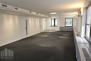 Bureaux d'une superficie totale de 260 m², combinés à un espace de stockage de 80 m², à louer dans un emplacement stratégique de premier choix à Zaventem, à proximité immédiate du Ring de Bruxelles (R0) et de l'E40.<br /><br />Grâce à son excellente situation à proximité de la Chaussée de Louvain (N2) et du Boulevard de la Woluwe (R22), à seulement 2,4 km de la sortie 4 Diegem-Woluwelaan, le site bénéficie d'un accès rapide à l'échangeur E40/R0 ainsi qu'à l'ensemble de la région bruxelloise. Les transports en commun sont également facilement accessibles grâce à une bonne liaison en bus vers et depuis la gare de Diegem, située à seulement 3 km.<br /><br />Les espaces comprennent plusieurs salles de réunion ainsi que des bureaux individuels, offrant un environnement de travail agréable et professionnel. Ils sont également équipés de double vitrage, d'un éclairage LED à faible consommation, de finitions de qualité et de techniques modernes, rendant le bâtiment entièrement prêt à l'emploi pour diverses activités professionnelles.<br /><br />En outre, un second espace de bureaux d'une superficie totale de 253 m² est également disponible, offrant une flexibilité supplémentaire pour différentes activités d'entreprise ou plusieurs occupants.<br /><br />Le bâtiment dispose également d'un espace de stockage pratique de 80 m² avec une porte sectionnelle, idéal pour le stockage ou les archives. Le site offre en outre de nombreuses places de parking pour les collaborateurs et les visiteurs.<br /><br />Contactez PANORAMA B2B pour obtenir de plus amples informations, les plans détaillés ou organiser une visite sans engagement au 0477 09 00 09.