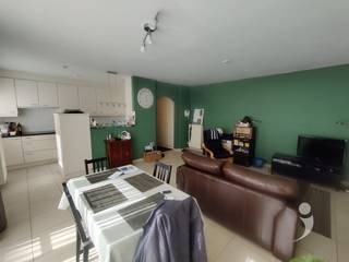 <p><span>Bel appartement avec parking souterrain dans le centre de Louvain</span></p><p><span> </span></p><p><span>Excellente situation avec de grands magasins à proximité (Action, Aldi, etc.)</span></p><p><span>Un hall d'entrée avec vestiaires intégrés mène directement au grand espace de vie.</span></p><p><span>Cet espace de vie est très lumineux grâce aux nombreuses fenêtres.</span></p><p><span>La cuisine est bien équipée avec des placards et de nombreux appareils utiles (four, four à micro-ondes, plaque de cuisson XL, hotte aspirante, réfrigérateur, congélateur, lave-vaisselle, évier)</span></p><p><span>La salle de bains dispose de 2 lavabos avec de grands meubles et d'une baignoire avec douche</span></p><p><span>Il y a 2 chambres à coucher très spacieuses.</span></p><p><span>Le débarras avec chaudière à gaz est équipé d'une buanderie.</span></p><p><span>Il y a également des toilettes séparées dans le couloir.</span></p><p><span> sous terre, il y a un grand parking pour une voiture ainsi qu'une cave. Le portail est actionné par une télécommande.</span></p><p><span> </span></p><p><span>Les frais communs s'élèvent à 60 euros par mois. (entretien de l'ascenseur, des couloirs, etc.).</span></p><p><span>Les rideaux sont fournis ainsi que l'éclairage. une partie de l'appartement sera également repeinte.</span></p><p><span>Disponible à partir du 1/8/2023.</span></p><p><span>Uniquement pour les baux à long terme. Pas de contrats de moins de 3 ans !</span></p><p><span>DOMICILE requis, pour les étudiants nous avons aussi des chambres disponibles ailleurs.</span></p><p><span> </span></p><p><span>Intéressé(e) ? Réservez rapidement votre rendez-vous via le bouton "planifiez votre visite" ou contactez-nous pour toute question au 0470 / 55 64 24 ou info@immolivit.be.</span></p>