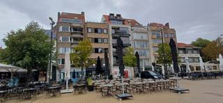Charmant appartement met open zicht over het Alfred Verweeplein. <u>Indeling:</u> woonkamer met veel lichtinval uitgevend op een terras met open zicht over het plein, berging op het terras, halfopen ingerichte keuken, wasplaats/berging aansluitend op de keuken, gastentoilet, badkamer met douche en toilet, twee slaapkamers waarvan één met ensuite doucheruimte, berging op de -1. Contacteer ons vrijblijvend voor een bezoek en oordeel zelf!<br />Forfait gemeenschappelijke lasten: €100/maand.<br /><br /><span><strong>Tehuurstelling onder voorwaarden; Zie www.more.be, "bijlagen" en onder voorbehoud van beschikbaarheid.</strong></span><br /> 