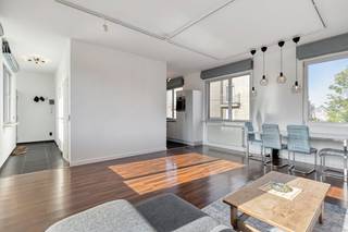 Ce loft magnifiquement rénové est à vendre et offre une oasis de lumière et d'espace. Situé dans la ville animée de Malines, vous trouverez ici l'équilibre parfait entre paix et dynamisme urbain. Ceux qui souhaitent acheter cette propriété profiteront d'une propriété prête à emménager qui a récemment été entièrement rénovée et repeinte.<br /><br />Ici, vous pouvez profiter d'une excellente accessibilité au centre, à la gare et aux principales routes d'accès. <br />De plus, vous pouvez vous garer facilement et gratuitement dans la rue sans disque de stationnement. Un parking à vélos pratique est inclus pour les cyclistes. Une opportunité fantastique pour ceux qui veulent acheter dans un endroit stratégique de premier ordre !<br /><br />Les frais communs sont de +/- 15€ par mois.<br /><br />La disposition du loft est la suivante :<br /><br />- Hall d'entrée<br />- Salle de bain avec nouveaux meubles de douche et de lavabo<br />- Espace de vie spacieux avec beaucoup de lumière<br />- Cuisine entièrement équipée<br />- Une chambre<br />- Rangement pratique<br />- Grande terrasse privée au rez-de-chaussée de +/- 24 m²<br /><br />L'immeuble date des années 2000 et 6. L'appartement est entièrement vitré à haute efficacité et l'électricité est entièrement conforme. <br /><br />Vous êtes convaincu par les avantages ? <br />Planifiez votre visite sur www.dewaele.com et découvrez pourquoi ce bâtiment de Malines est votre nouvelle maison idéale. À bientôt !<br /><br />Registre des mesures: non