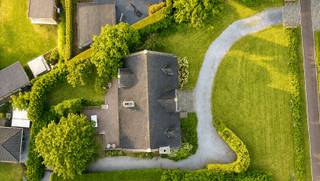 Ruime vrijstaande villa met uitzonderlijk veel woonvolume op een uitstekende ligging in Eeklo.
Op een strategische locatie in Eeklo, vlakbij de belangrijkste uitvalswegen, bevindt zich deze charmante vrijstaande villa die uitblinkt in ruimte, comfort en een tijdloze uitstraling. Dankzij het royale woonvolume, de stevige en solide bouwstructuur en de doordachte indeling biedt deze woning alle troeven voor wie op zoek is naar aangenaam en veelzijdig wonen.
De lichtrijke gelijkvloerse verdieping verwelkomt u met een bijzonder ruime leefruimte, bestaande uit een gezellige living en een sfeervol salon. De open haard en houtkachel creëren er een warme, huiselijke sfeer, terwijl de grote raampartijen een prachtig zicht bieden op het zonnig georiënteerde terras en de ruime tuin.
De rustieke, tijdloze eiken keuken is een echte blikvanger en werd afgewerkt met een prachtig gepolierd blauwstenen werkblad. Hier gaan karakter, kwaliteit en functionaliteit moeiteloos hand in hand.
De woning beschikt over vier volwaardige tweepersoonsslaapkamers, waarvan één praktisch gelegen is op het gelijkvloers. De ruime badkamer is uitgerust met een inloopdouche, een ligbad en een dubbele lavabo en één van de drie toiletten, waardoor comfort gegarandeerd is. 
Ook op praktisch vlak scoort deze villa bijzonder hoog. De volledige woning is onderkelderd en biedt naast een inpandige garage nog verschillende afzonderlijke compartimenten die ideaal zijn als berging, wijnkelder of atelier. Bovendien is er voldoende parkeergelegenheid dankzij de meerdere autostaanplaatsen op het perceel.
Met haar overvloedige natuurlijke lichtinval, royale tuin, uitstekende bereikbaarheid en indrukwekkende woonoppervlakte vormt deze eigendom een unieke opportuniteit voor wie op zoek is naar een stijlvolle gezinswoning, waar wonen en werken ook een optie is en  met tal van mogelijkheden.

Wenst u deze parel te bezoeken? Aarzel dan niet en neem contact op via het nummer 09 336 16 15 of mail naar info@vastgoedunicum.be, wij helpen u graag verder!

Virtuele rondleiding?
https://youtube.com/shorts/KLRV97IU8Og
