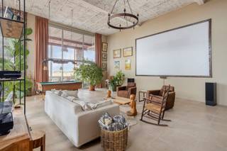 DISCOVERY DAY: Zat. 10/10 van 14u30 - 15u30.Kom als eerste deze woning ontdekken!www.doorniksesteenweg151loft211.beDeze extreem ruime loft met maar liefst 267m² bewoonbare oppervlakte geniet van 5m hoge ramen die de volledige ruimte omarmen in natuurlijk licht. Afgewerkt met duurzame materialen van topkwaliteit zoals een vloer in natuursteen: DESERTSTONE, Eiken vloer met volle kern, een balustrade in ambachtelijke smeedwerk. Dit gecombineerde met authentieke elementen die gereïntegreerd werden vanuit de oorspronkelijke spinnerij. De loft verwelkomt u met impressionante inkomhal met hoge ingemaakte kasten met doorgang naar een zeer ruime leefruimte met prachtige lichtinval en een open inrichting. Een royale zithoek met 4K Homecinema, een biljart ruimte, aparte bar met onbijthoek, eetplaats voor 12 personen, een volledig ingerichte, open keuken. Vanuit de leefruimte is er zicht en toegang via het grote schuifraam naar het terras van 42m², waar je gezellig kan vertoeven in alle stilte en privacy. De badkamer verwelkomt je in een relaxerende sfeer. Uitgerust met een luxe 2-persoonbubbelbad, dubbele open douches, dubbele wastafel, een toilet, een infrarood sauna en als kers op de taart een authentieke, eiken wijnton die werd omgebouwd naar een Finse Sauna. De ultieme badkamer die zorgt voor perfecte ontspanning. Aan de keuken, paalt ook nog handige, technische berging en een apart toilet met wastafel en urinoir. Op de mezzanine verdieping, toegankelijk via de authentieke trap uit de spinnerij, bevinden zich 2 slaapruimtes en een open bureaugedeelte. Afgewerkt met ambachtelijk smeedijzeren balustrade en ingebouwde eiken kleerkasten. Voorzien van vloerverwarming op gas, een conforme elektriciteit en zonnewering/-gordijnen aan alle ramen is deze loft volledig instapklaar! Er bestaat een mogelijkheid om een ondergrondse garage voor 4 wagens met groot atelier bij te kopen voor €66.000. Deze unieke leefomgeving van de GROOTTE FABRIEKE biedt tal van faciliteiten voor haar bewoners. Zo zijn er meerdere gemeenschappelijke tuinzones, een lounge area met petanque en barbeque mogelijkheden en een museumcafé waar privé evenementen kunnen doorgaan. Er staan nog verschillende projecten op punt om uitgevoerd te worden zoals een polyvalente zaal en een groene binnentuin aan de West-zijde. Meer info of een bezoek? Contacteer Stein via 0468 41 38 48 of stein@immovercoutere.be