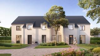 Op wandelafstand van de markt van Pittem transformeren we een voormalige tuinbouwsite tot een moderne, autoluwe woonbuurt met 21 energiezuinige woningen. Langs de Koffiestraat worden 8 woningen gerealiseerd, elk voorzien van een inpandige garage. Achterliggend worden 13 woningen gebouwd voorzien van een carport met de nodige voorzieningen voor elektrisch laden. Wat dit project extra bijzonder maakt, is de gemeenschappelijke groenzone met een rustige verbinding voor fietsers en wandelaars.<br /><br /><strong>Indeling van de woningen:</strong><br />Gelijkvloers: inkomhal met gastentoilet, ruime en lichtrijke leefruimte met open keuken, praktische berging of inpandige garage.<br />Verdiep: nachthal met apart toilet, 3 volwaardige slaapkamers, aparte berging, badkamer met ligbad, inloopdouche en dubbel lavabomeubel. <br />Zolder: te bereiken via het zolderluik.<br />Deze woningen bieden de mogelijkheid om een vaste trap naar het zolderverdiep te voorzien, ideaal als extra slaapkamer, berging of hobbyruimte.<br /><br /><strong>Troeven van deze woningen:</strong>
<ul>
<li>Verlaagd btw-tarief van 6% voor afbraak en heropbouw (indien je aan de voorwaarden voldoet)</li>
<li>Tuinaanleg inbegrepen</li>
<li>Duurzaam en energiezuinig wonen</li>
<li>Vloerverwarming op het gelijkvloers in combinatie met lucht/water warmtepomp</li>
<li>Regenwaterput van 7.500 liter aangesloten op toiletten, wasmachine en buitenkraan</li>
<li>Kies zelf de afwerking van jouw woning volgens eigen smaak en budget – zo maak je van deze woning écht jouw thuis</li>
<li>Mogelijkheid tot aankopen van een extra private parkeerplaats </li>
</ul>
Of je nu op zoek bent naar een eerste woning, een gezinsvriendelijke thuis of een slimme investering: dit project combineert ligging, duurzaamheid en woonkwaliteit op een unieke manier.<br />Contacteer ons vandaag nog voor meer informatie of een afspraak op ons kantoor te Roeselare.