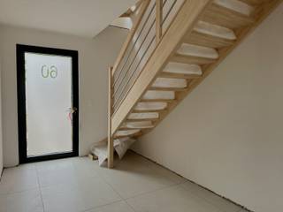 <p>Deze <strong>energiezuinige nieuwbouwwoning</strong> is gelegen op een <strong>centrale locatie langs de Sint-Lenaartsebaan</strong>, een vlot bereikbare verbindingsweg op korte afstand van het centrum van <strong>Oostmalle</strong>. Scholen, winkels en alle dagelijkse voorzieningen bevinden zich in de directe omgeving.</p>
<p>Bij het betreden van de woning komt u binnen in een <strong>inkomhal</strong> met <strong>gastentoilet</strong>, toegang tot de <strong>garage</strong> en een <strong>houten trap</strong> naar de bovenverdiepingen. Vanuit de hal bereikt u de <strong>open leefruimte</strong>, waar <strong>zithoek, eethoek en leefkeuken</strong> harmonieus in elkaar overlopen. Dankzij de <strong>grote raampartijen</strong> geniet u van veel natuurlijk licht en een mooi zicht op de tuin. Aansluitend bevindt zich een <strong>praktische berging</strong>.</p>
<p>Op de <strong>eerste verdieping</strong> leidt de nachthal naar <strong>drie ruime slaapkamers</strong> en een <strong>badkamer</strong> die nog volledig naar eigen smaak kan worden afgewerkt. De <strong>tweede verdieping</strong> biedt bijkomende ruimte en flexibiliteit. Hier kan u een <strong>extra ruime slaapkamer</strong> of <strong>twee bijkomende slaapkamers</strong> voorzien. <strong>Chape en verwarming</strong> zijn hier reeds inbegrepen.</p>
<p>De tuin wordt <strong>niet aangelegd</strong> en kan volledig naar eigen voorkeur worden ingericht. Er is een <strong>vergunning voor een tuinberging</strong> (betonplaat voorzien) en een <strong>terras</strong> (chape voorzien). Tussen de tuin en de rechterbuur wordt een <strong>houten schutting</strong> geplaatst. Achteraan het perceel komt een <strong>zwarte draadafsluiting met tuinpoortje</strong>.<br />De <strong>oprit</strong>, het <strong>pad naar de voordeur</strong> en <strong>twee parkeerplaatsen</strong> worden aangelegd met klinkers.</p>
<p><strong>Traditionele bouw<br /></strong><strong>Vloerverwarming</strong> op gelijkvloers en verdieping<br /><strong>Geothermische bodem-water warmtepomp<br /></strong><strong>Ventilatiesysteem D</strong> <br /><strong>Regenwaterrecuperatie<br /></strong><strong>PVC buitenschrijnwerk<br /></strong><strong>Zonnepanelen<br /></strong>Zeer energiezuinig: <strong>maximaal E-peil E30</strong></p>