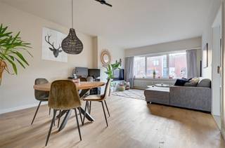  Disposition- situé au premier étage (sans ascenseur)- hall d'entrée avec placard- toilettes séparées- salon et salle à manger- cuisine équipée-...