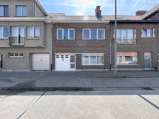 <p><span><strong>Ligging</strong></span></p>
<p><strong>Topligging in het centrum van Oudenaarde</strong></p>
<p>Deze charmante woning geniet van een uitstekende ligging in het hart van <strong>Oudenaarde</strong>. De <strong>Grote Markt</strong>, het <strong>treinstation van Oudenaarde</strong> en tal van gezellige horecazaken bevinden zich op wandelafstand, waardoor u dagelijks geniet van optimaal comfort en bereikbaarheid.</p>
<p>Dankzij de vlotte verbinding met de <strong>N60</strong> bereikt u snel omliggende steden zoals <strong>Gent</strong> en <strong>Ronse</strong>. Daarnaast vindt u in de directe omgeving een ruim aanbod aan winkels, supermarkten, scholen en recreatiemogelijkheden.<br /><br /><span><strong>Beschrijving</strong></span></p>
<p><strong>Ruime woning met 3 slaapkamers, garage en zonnige tuin</strong></p>
<p>Deze woning beschikt op het gelijkvloers over een ruime woonkamer, een keuken, berging, apart toilet en een inpandige garage. Op de eerste verdieping bevinden zich drie volwaardige slaapkamers en een badkamer met bad en toilet.</p>
<p>Een extra troef is de ruime zolder, die volledig naar eigen wens kan worden ingericht. Daarnaast is er ook een praktische kelder aanwezig.</p>
<p>Achteraan geniet u van een gezellige, gunstig georiënteerde tuin. Bovendien werd het volledige dak recent vernieuwd, wat zorgt voor extra comfort en een zorgeloze investering.<br /><br />Voor inlichtingen en/of bezoek, bel Gwen Moerman 0472/62.03.60</p>