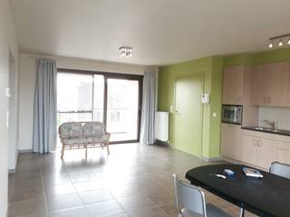 <p><strong>Comfortabel wonen in het hart van Poperinge</strong></p>

<p>In Residentie <strong>Zilvertorens</strong>, pal in het centrum van Poperinge, vind je dit recent en energiezuinig appartement (bj. 2014) op de tweede verdieping. Dankzij de centrale ligging woon je op wandelafstand van winkels, scholen, horeca en het station, terwijl je toch geniet van een rustig en verzorgd wooncomfort.</p>

<p><strong>Lichtrijke leefruimte &amp;amp; volledig uitgeruste keuken</strong></p>

<p>De ruime woonkamer baadt in het licht en sluit naadloos aan op de open, volledig ingerichte keuken. Een praktische berging – met aansluiting voor wasmachine – zorgt voor extra opbergruimte.</p>

<p><strong>Twee slaapkamers &amp;amp; kwaliteitsvolle badkamer</strong></p>

<p>Het appartement beschikt over <strong>twee volwaardige slaapkamers</strong> en een moderne badkamer met <strong>inloopdouche</strong>, toilet en wastafel in meubel. Daarnaast is er ook een <strong>apart gastentoilet</strong>.</p>

<p><strong>Twee terrassen &amp;amp; extra voorzieningen</strong></p>

<p>Zowel aan de voor– als achterkant geniet je van een eigen terras, ideaal om op elk moment van de dag buiten te zitten. In het gebouw beschik je verder over een <strong>fietsenstalling met oplaadpunt voor elektrische fietsen</strong> en een <strong>privéparkeerplaats</strong>.</p>

<p>Dit appartement combineert een toplocatie met hedendaags comfort – een ideale woonplek voor wie graag centraal en kwaliteitsvol woont. Interesse? Laat het gerust weten, dan plannen we graag een bezoek in.</p>