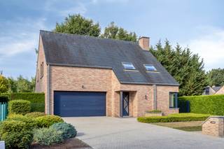 In het hart van een groene en bijzonder rustige woonomgeving van Maasmechelen staat deze zeer goed onderhouden woning te koop. Omringd door natuur...