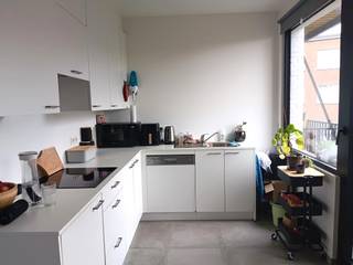 Op de 1e verdieping in een klein gebouw bevindt zich een zonnig en ruim 2 slpk app met terras.<br />Het app bestaat uit een inkomhal, ruime woonkamer met open ingerichte keuken. De woonkamer is voorzien van grote ramen die zorgen voor een optimaal lichtinval en geven toegang tot het ruim terras achteraan. Verder zijn er 2 slaapkamers en een badkamer met douche en toilet.<br />Zonnig en lichtrijk appartement, op wandelafstand van het Boelaerpark, openbaar vervoer, winkels<br />Hp 975€ + 30€ mk of een totaal van 1005€ per maand<br /><br />Bijkomende informatie:<br />Epc 158 kWh/m² – Label B - woonopp 85m²<br />Zonnig en gezellig app met 2 slpk en terras<br />Beschikbaar 1/10/2026<br />30€ mk omvat onderhoud en minuterie algemene delen<br />totale huurprijs 1005€/ maand<br />huurwaarborg 3 maanden via een kapitalisatiebon bij Korfine<br />plaatsbeschrijving via extern expertisekantoor, kosten ten laste huurder en verhuurder<br />gas, water en elek aparte meters<br />Perceelscore P-score: A – G-score A<br />onroerend goed niet in een risicozone voor overstromingen