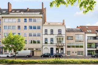 Ontdek dit uniek burgerhuis van 1913 in de Gulden-Vlieslaan met zicht op 't Stil Ende nabij de Ezelpoort. Dit burgerhuis herbergt momenteel een kantoor en 2 woongelegenheden gecombineerd met een grote stadstuin. Deze eigendom heeft een enorme bruikbare vloeroppervlakte verdeeld over een gelijkvloerse verdieping, eerste verdieping met 35m² terras, tweede verdieping en zolderverdieping. Daarnaast is er ook nog een kelderverdieping van 90m².<br /><br />Even uniek is de gezellige en verrassend ruime stadstuin met een diepte van 38 meter met achteraan nog een bijgebouw van 30m² dat dient als tuinberging. De garage in de woning kan gebruikt worden als rechtstreekse toegang tot de tuin of om een kleine stadswagen te stallen. De burgerwoning kan perfect gebruikt worden om wonen en werken te combineren of als een mogelijkheid tot co-housing.<br /><br />Indeling: Binnenkomen doe je in een indrukwekkende inkomhal en trappenhuis. Het gelijkvloers, momenteel ingevuld als kantoorruimte straalt authenticiteit uit dankzij de adembenemende sierlijsten, behang, rozetten en parketvloer. De ruimte kan perfect gebruikt worden als zithoek, eethoek met achteraan een slaapkamer met zicht op de tuin. Aansluitend is er nog een toilet en een keuken met rechtstreekse toegang tot de tuin.<br /><br />Op de eerste verdieping is een gezellige woongelegenheid voorzien van alle comfort met leefruimte met zicht op het water, een keuken met toegang tot een terras van 35m², bergruimte, een ruime slaapkamer en badkamer met douche. De tweede verdieping heeft eenzelfde indeling van leefruimte, met ruime slaapkamer, bergruimte en badkamer met douche. De zolderverdieping herbergt onder het dak nog een extra slaapkamer met aangrenzende badkamer en een ruimte van nog eens 30m² dat kan dienen als extra slaapkamer, zolderberging of hobbyruimte.<br /><br />Voor meer info of plaatsbezoek contacteer Peter (BIV 510.335) op 0495 511 391 of peter@therockrealestate.be.
