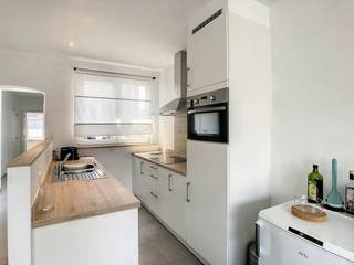 LAYOUT:4°V.: - entrance hall with guest toilet - bright living space- equipped open kitchen - cozy sun-drenched terrace - 2 bedrooms (7m² - 16m²) - bathroom with washbasin, shower and towel radiator - storage room with washing machine connection.Details: - renovated and ready to move in! - very central location in the city center- lovely sun terrace with a view of the Grote MarktOverall: - available from 01/01/2026- common cost + boiler maintenance: €75/monthInterested in this apartment? Request a quick visit at www.dewaele.com!