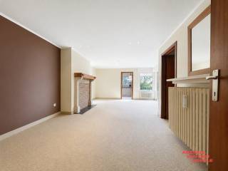 Zeer mooi gelegen appartement langs de Damse Vaart met indeling als volgt : Allereerst is er de inkom met vestiaire. De living is mooi...