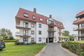 Vanop het terras geniet u hier van een prachtig wijds uitzicht! Dit gemeubeld appartement met 2 slaapkamers is gelegen op een domein...