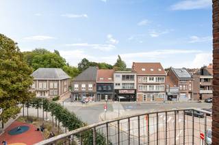 Dit verzorgde appartement, centraal gelegen, is ideaal voor wie op zoek is naar comfort en bereikbaarheid.De inkom brengt ons dadelijk in de...