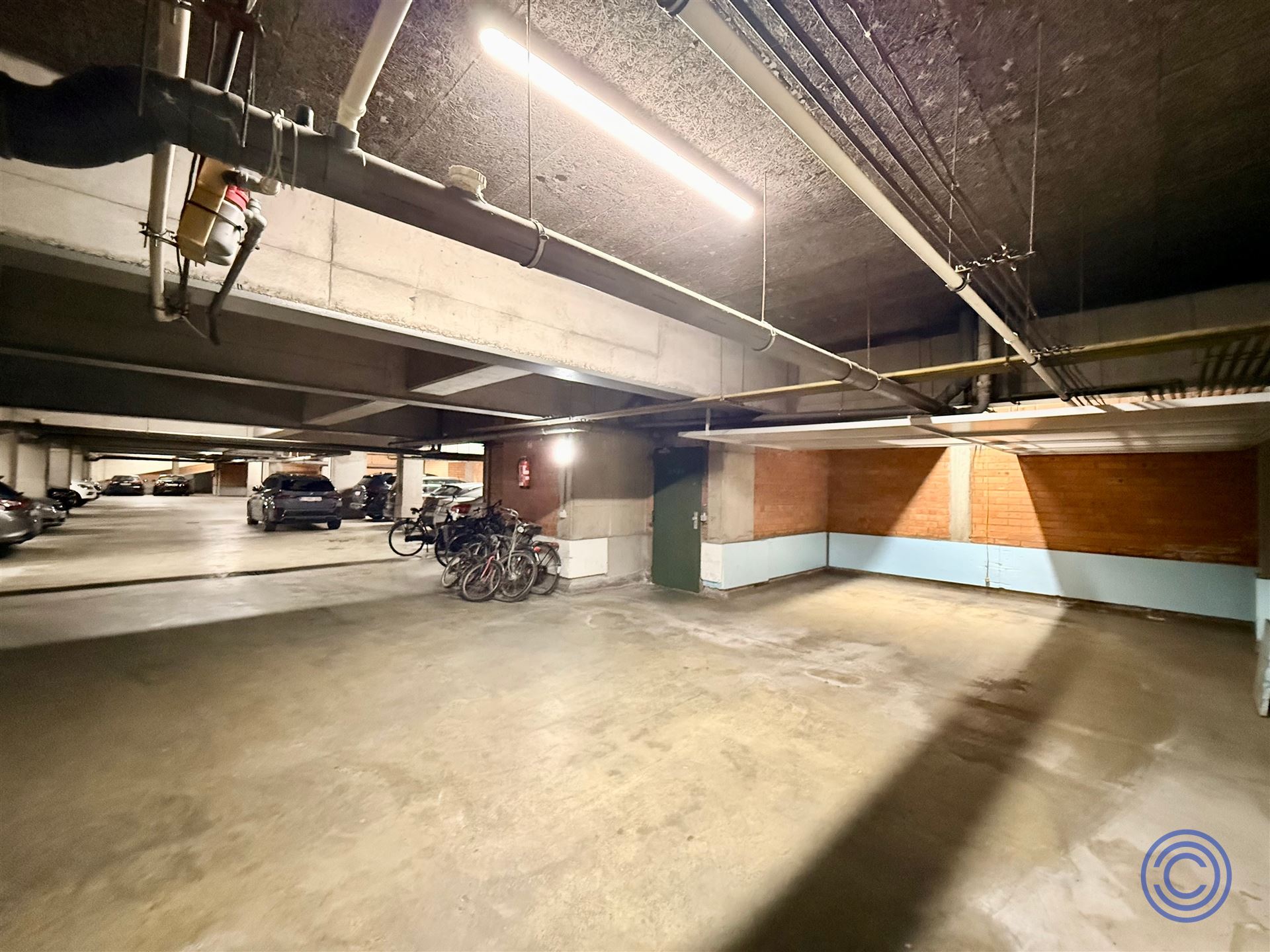 Dubbele auto staanplaats in afgesloten garagecomplex! - foto 2