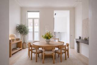 Luxueus appartement met groot volume en terras op toplocatie aan de Sint-Michielskerk<br /><br /><strong>Unieke reconversie van voormalig koetshuis</strong> naar een <strong>standingvolle residentie </strong>met slecht <strong>5 entiteiten</strong>. De entiteiten zijn <strong>hoogwaardig afgewerkt en kwalitatief gerenoveerd</strong> met <strong>extra aandacht voor esthetiek en isolatie</strong> met <strong>lage EPC scores </strong>als gevolg.<br /><br />Dit project spreekt aan door zijn <strong>beperkt aantal entiteiten</strong>, zijn ware <strong>topligging</strong> en<strong> aantrekkelijke kostenstructuur</strong>. Door het beperkte aantal woonentiteiten beschikt de residentie over <strong>een zeer privatief karakter, een waar rustpunt in het centrum van de stad. </strong>Bijkomende troef is de <strong>aankoop onder registratierechten</strong>.<br /><br />Het <strong>luxe appartement</strong> verdeelt zich over<strong> de volledige eerste verdieping </strong>en beschikt over enkele<strong> unieke elementen.</strong> De <strong>indrukwekkende plafondhoogtes</strong>, de <strong>authentieke sierlijsten</strong> en <strong>het imposant volume</strong> spreken tot de verbeelding.<br /><br />Het appartement beschikt over <strong>een bruikbare vloeroppervlakte van maar liefst 165m2 exclusief terras</strong>. het appartement geeft plaats aan<strong> 3 slaapkamers</strong>, <strong>2 badkamers</strong> en beschikt over een <strong>exclusief uitzicht op de Sint-Michielskerk</strong><br /><br /><strong>Samengevat, een buitengewoon aanbod door zijn volume, ligging en afwerking!</strong><br />(aparte tellers en meters, fietsenberging aanwezig, inclusief ruime privatieve berging, aandeel kosten en basisakte ten laste van de koper)