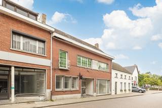 <p><strong>Te renoveren handelshuis met ruim appartement in het centrum van Meerhout</strong></p>
<p>Op een centrale ligging in het hart van Meerhout bevindt zich dit veelzijdige handelshuis met tal van mogelijkheden. Het pand omvat een handelsruimte van<span> </span><strong>83 m²</strong><span> </span>op het gelijkvloers en een ruim bovenliggend appartement van maar liefst<span> </span><strong>147 m²</strong>.</p>
<p>De handelsruimte biedt een uitstekende basis voor een eigen zaak, kantoor of praktijk en geniet van een goede visibiliteit in het centrum.</p>
<p>Het appartement beschikt over een lichtrijke leefruimte, een keuken,<span> </span><strong>drie volwaardige slaapkamers</strong><span> </span>en een badkamer. Dankzij de ruime oppervlakte vormt dit een ideale woonst voor een gezin of voor wie wonen en werken wil combineren.</p>
<p>Het volledige pand dient gerenoveerd te worden, waardoor u de mogelijkheid heeft om het volledig naar eigen smaak en noden in te richten. Een interessante opportuniteit voor investeerders, zelfstandigen of handige renovatoren.</p>
<p><strong>Troeven:</strong></p>
<ul>
<li>Centrale ligging in het centrum van Meerhout</li>
<li>Handelsruimte van 83 m²</li>
<li>Ruim appartement van 147 m²</li>
<li>3 slaapkamers</li>
<li>Ideale combinatie van wonen en werken</li>
<li>Renovatieproject met veel potentieel</li>
<li>EPC:<span> </span><strong>D</strong></li>
</ul>
<p>Bent u op zoek naar een pand met karakter en tal van mogelijkheden? Neem dan contact met ons op voor meer informatie of een bezichtiging.</p>