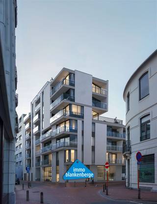 <p>Welkom bij Maison Duysburgh, een exclusief nieuwbouwproject gelegen in het hart van Blankenberge, tussen de Grote Markt en het strand. Dit project biedt een unieke woonervaring door het contrast van moderne nieuwbouw met het behoud van een breedhuis in prachtige art-nouveau-stijl.<br /><br />Maison Duysburgh omvat 39 stijlvolle appartementen met een variëteit aan keuzes: één-, twee- of drieslaapkamerappartementen, elk voorzien van mooie terrassen die uitnodigen tot ontspanning en genieten van de buitenlucht.<br /><br />Alle appartementen zijn uitgerust met duurzame verwarmingsoplossingen, zoals een warmtepomp gekoppeld aan vloerverwarming. Samen met het ventilatiesysteem (type D) en uitstekende akoestische en thermische isolatie, zorgen deze voorzieningen ervoor dat de E-peilen maximaal E30 bedragen. Dit betekent niet alleen een lagere energierekening, maar ook een bijdrage aan een milieuvriendelijke levensstijl.<br /><br />De bouwheer heeft ruime budgetten voorzien in het lastenboek, zodat u uw appartement naar eigen smaak kunt inrichten. Daarnaast staat een ervaren interieurarchitect klaar om u gedurende het hele keuzetraject van advies op maat te voorzien.</p>