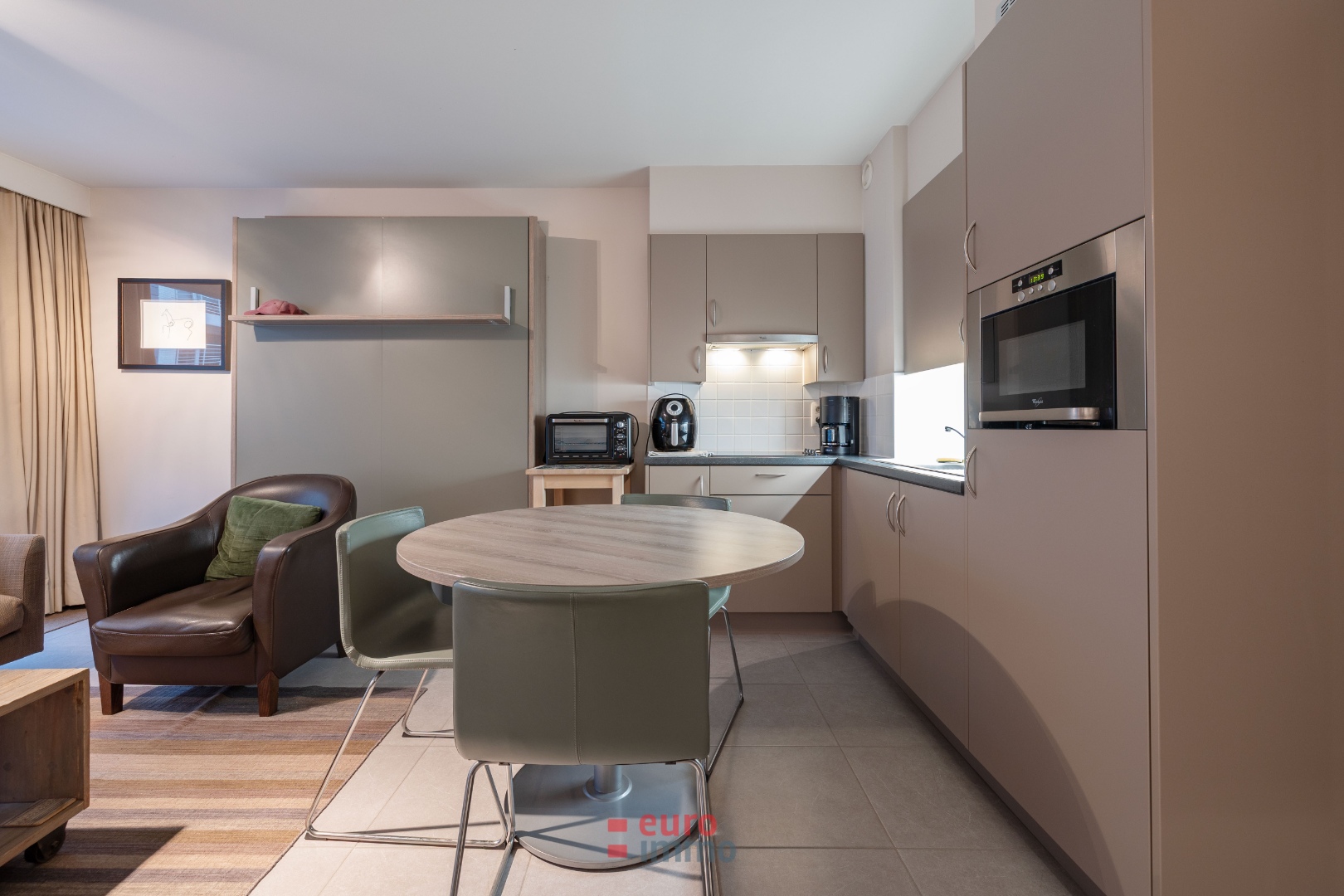 Studio lumineux avec coin à coucher et vue latérale sur la mer - photo 4