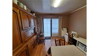 Een gelijkvloers appartement gelegen aan de vaart in Sint-Jozef bestaande uit een woonkamer met open, ingerichte keuken, 2 slaapkamers,...