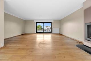 UNIEK INSTAPKLAAR ZEER GEZELLIG  PENTHOUSE MET TERRAS VAN BIJNA 80 M! MET ZICHT OP HET MOOISTE PLEINTJE VAN DE STAD <br />5 de verd.MET LIFT <br />inkomhal, aparte w.c ,een glazen deur leidt u naar een warme, gezellige ruime woonkamer in parket met moderne gashaard, grote schuifraam  zorgt  voor een prachtig zicht op het ZEER ruime terras (ongeveer 70 m²). De moderne op maat gemaakte  keuken is efficiënt en praktisch ingericht met alle toestellen met zelfs een kofiiezet .<br />Het appartement beschikt over twee volwaardige slaapkamers, waarvan één uitzonderlijk <strong>ruim</strong>. De recent vernieuwde badkamer biedt comfort met een inloopdouche en een eigentijds badmeubel. Daarnaast is er een handige wasplaats en als extra troef een d<strong>iepe garage ( inclusief in prijs ) ,</strong> die meer dan voldoende ruimte biedt voor opslag en parkeergelegenheid. Een harmonieuze combinatie van functionaliteit en stijl!<br />EPC 283 BESCHIKBAAR BIJ AKTE <br /> 