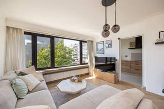 <p><span>Op zoek naar een licht, instapklaar appartement in een rustige buurt vlak bij het groen? Dit appartement van ca. 84 m² op de tweede verdieping heeft het allemaal: een ruime leefruimte, vernieuwde keuken, 2 volwaardige slaapkamers, een zonnig westgericht balkon én een garagebox die je optioneel kunt bijkopen. Het Te Boelaerpark ligt vlakbij en winkels en openbaar vervoer vind je in de buurt.</span></p><p><span>Licht, ruim en helemaal opgefrist</span></p><p><span>Met de trap of lift ga je naar de tweede verdieping van dit verzorgde appartementsgebouw. Je komt binnen in de inkomhal met videofoon en een handige ingemaakte vestiairekast. De mooie visgraatlaminaat die hier ligt, loopt verder door in de leefruimte en slaapkamers en geeft het appartement een warme, hedendaagse uitstraling.</span></p><p><span>De woonkamer is met z’n ca. 30 m² lekker ruim. Dankzij de grote ramen aan twee zijden valt er heel wat natuurlijk licht binnen en kijk je deels uit op de boomkruinen. Er is meer dan genoeg plaats voor een grote zithoek, eettafel én zelfs een thuisbureau. De authentieke schouw zorgt voor een extra charmant accent.</span></p><p><span>Aansluitend vind je de vernieuwde keuken met lichte houtlook kasten, natuurstenen werkblad en een toffe hexagontegel op de vloer. Ze is volledig uitgerust met inductiekookplaat, dampkap, grote koelkast en diepvries, oven, microgolf, vaatwasser en ingebouwde spoelbak. Vanuit de keuken stap je rechtstreeks het westgerichte balkon op: een fijne buitenplek met weinig inkijk, waar je een stoel neerzet voor een rustig moment in de zon.</span></p><p><span>Twee ruime slaapkamers en een praktische badkamer</span></p><p><span>Aan de andere kant van het appartement liggen de twee slaapkamers, allebei zuidgericht en afgewerkt met dezelfde visgraatlaminaat. De master bedroom is met z’n ca. 15 m² mooi ruim. De tweede kamer is eveneens een volwaardige slaapkamer, maar kan natuurlijk ook perfect dienstdoen als kinderkamer, dressing of bureau. Beide kamers zijn bereikbaar vanuit de centrale gang.</span></p><p><span>De betegelde badkamer heeft een ligbad en lavabo, en hier vind je ook de aansluiting voor je wasmachine. Het toilet met handenwasser is apart, altijd handig.</span></p><p><span>Nog een serieuze bonus: bij het appartement hoort de mogelijkheid om een ruime, afgesloten garagebox met oprit aan te kopen voor € 30.000.</span></p><p><span>Rustig wonen met het Te Boelaerpark vlakbij</span></p><p><span>Je woont hier in de Valkenputstraat, in een rustige woonbuurt in Borgerhout. Het Te Boelaerpark ligt vlakbij en is een heerlijke groene plek om te wandelen, sporten of gewoon van de zon te genieten. Het park combineert open grasvelden met een bosrijk deel en heeft onder meer een grote speeltuin en speelfontein.</span></p><p><span>Ook praktisch zit je hier goed: supermarkten en dagelijkse voorzieningen zijn dichtbij en voor je verplaatsingen heb je bussen in de buurt en een Velo-station op zo’n 500 meter.</span></p><p><span> </span></p>