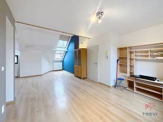 EVERE, in a quiet and residential neighborhood near the town hall, unfurnished 2-bedroom duplex of approx. 108 sqm located on the 2nd and 3rd...