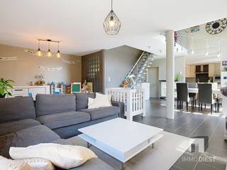<p><span>Stijlvol wonen met een heerlijk loftgevoel in het rustige Paal</span></p><p><span> </span></p><p><span>Welkom in deze stijlvolle vrijstaande woning in het rustige Paal, waar ruimte, licht en comfort mooi samenkomen. De woning is gelegen op een perceel van 6a99ca en biedt bewoonbare oppervlakte van 188 m².</span></p><p><span>Dankzij de centrale ligging op de verbindingsweg tussen Tessenderlo-Ham en Beringen is alles vlot bereikbaar en ook dichtbij heel wat groene en ontspannende troeven zoals Millennium Golf, de Paalse Plas en de Klitsberg.</span></p><p><span>Zodra je binnenkomt, ervaar je meteen het bijzondere loftgevoel van deze woning. De open indeling zorgt voor een mooi overzicht over de verschillende leefruimtes: de gezellige zithoek, de ruime woonkamer en de open woonkeuken vormen samen één harmonieus geheel. De grote raampartijen brengen overvloedig daglicht naar binnen en zorgen voor een prachtig zicht op de tuin en het recent aangelegde ruime terras.</span></p><p><span>Vanuit zowel de leefruimte als de keuken stap je via de grote glasdeuren zo naar buiten. Heerlijk om te genieten van een rustige ochtendkoffie, een gezellige zomeravond of gewoon het zicht op je eigen groene plek. De ramen op het gelijkvloers en de grote glasdeuren zijn bovendien voorzien van rolluiken, wat extra comfort en privacy biedt.</span></p><p><span>Een absolute meerwaarde is de kantoorruimte op het gelijkvloers, aansluitend aan de leefruimte. Ideaal voor wie van thuis uit werkt, een aparte hobbyruimte zoekt of graag een rustige plek heeft voor administratie of studie. Via de ruime berging/wasplaats heb je bovendien rechtstreeks toegang tot het recent aangelegde terras.</span></p><p><span>Op de verdieping bevinden zich 3 volwaardige slaapkamers, telkens met ramen die uitkijken op de groene omgeving. De badkamer is uitgerust met een vrijstaand bad, een douche en een dubbele lavabo. Een absolute meerwaarde is de inloopdressing, aansluitend op de badkamer.</span></p><p><span>Ook praktisch heeft deze woning heel wat te bieden: zo zijn er twee carports, een ruime zolder, verwarming op gas en een mooie tuin. Dankzij de goede isolatie beschikt de woning over een EPC-label C, een mooie troef om energiezuinig te wonen.</span></p><p><span>Troeven op een rijtje</span></p><p><span>* Vrijstaande woning op 6a99ca</span></p><p><span>* 188 m² bewoonbare oppervlakte</span></p><p><span>* Heerlijk open loftgevoel</span></p><p><span>* Kantoorruimte op het gelijkvloers</span></p><p><span>* Veel lichtinval dankzij grote raampartijen</span></p><p><span>* 3 ruime slaapkamers</span></p><p><span>* Badkamer met ligbad, inloopdouche en dubbele lavabo</span></p><p><span>* Aansluitende inloopdressing</span></p><p><span>* Ruime berging/wasplaats</span></p><p><span>* Recent aangelegd terras</span></p><p><span>* Ruime tuin</span></p><p><span>* 2 carports</span></p><p><span>* Rolluiken op de ramen van het gelijkvloers en op de glasdeuren</span></p><p><span>* Verwarming op gas</span></p><p><span>* Goed geïsoleerde woning met EPC C</span></p><p><span>* Ruime zolder</span></p><p><span>* Centrale ligging tussen Tessenderlo-Ham en Beringen</span></p><p><span>* Dichtbij Millennium Golf, Paalse Plas en Klitsberg</span></p><p><span> </span></p><p><span>Wil jij de combinatie van ruimte, licht, rust en dat unieke loftgevoel zelf ervaren?</span></p><p><span>Kom dan zeker kijken en ontdek of dit jouw nieuwe thuis wordt. Ik leid je met plezier en met de glimlach rond in deze stijlvolle woning.</span></p><p><span>Mail naar wendy@immodiest.be of bel naar 013 31 25 22 voor een bezoek.</span></p><p><span> </span></p><p><span> </span></p>