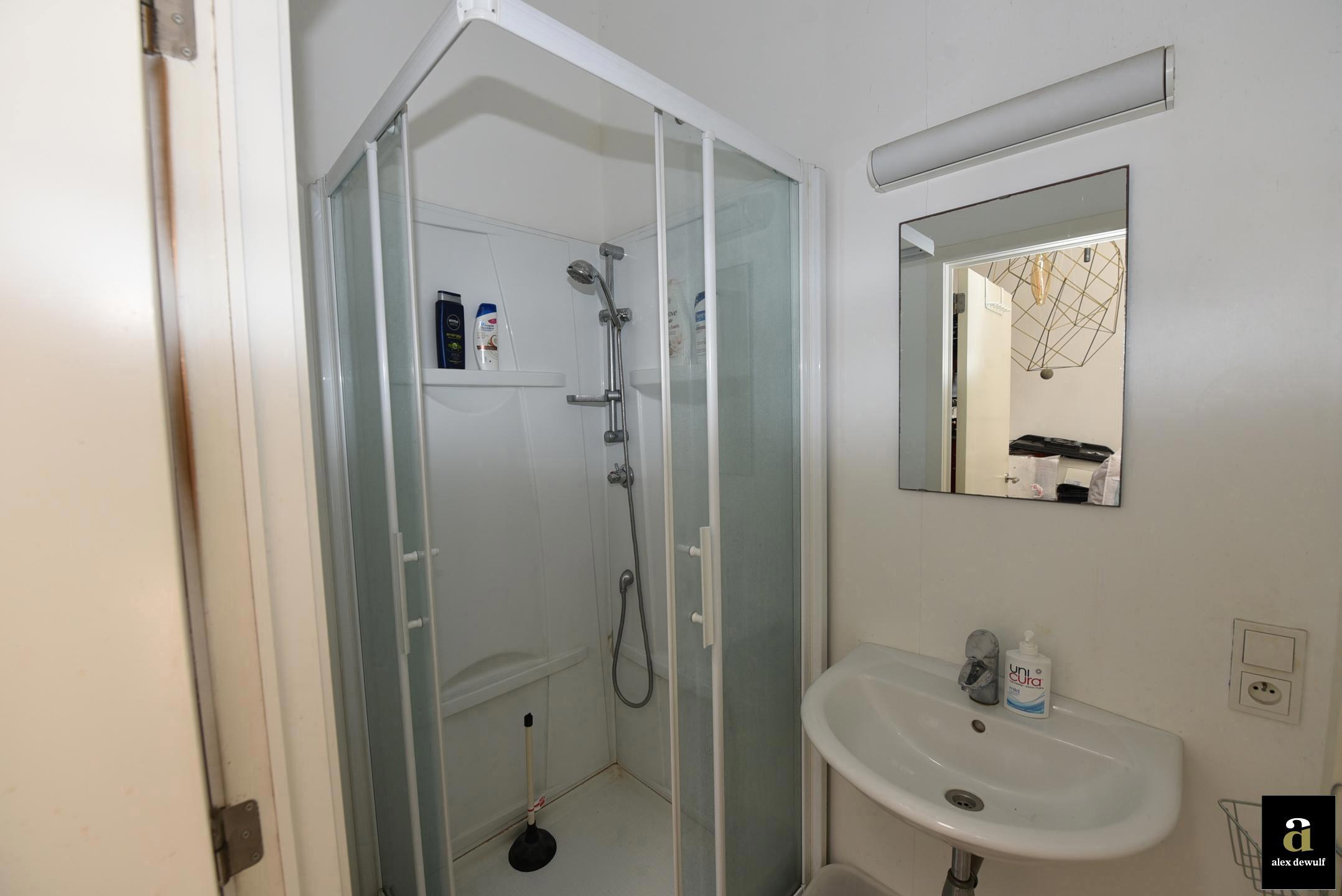 Uitstekend gelegen handelspand met hoge muren ( 3.70m) [Zandstraat - Zoute]. - foto 3