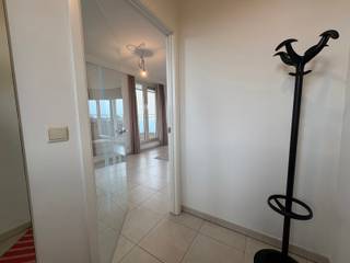 Dit uitstekend onderhouden appartement bevindt zich op de derde verdieping in het centrum van Bree. <br /><br />Het appartement omvat een ruime leefruimte met aansluitend een volledig ingerichte keuken met alle comfort vandien. Daarnaast is het appartement voorzien van een lange nachthal die toegang biedt tot twee slaapkamers waarvan één reeds wordt gebruikt als bureauruimte, een apart toilet, geïnstalleerde badkamer met douche en badkamermeubel en tot slot de technische ruimte die ook gebruikt kan worden als wasplaats. <br /><br />Daarnaast beschikt het appartement over een autostaanplaats en een praktische kelderberging. Zowel het appartement als de autostaanplaats en berging zijn perfect bereikbaar via de trap of met de lift.<br /><br />Dankzij de ligging zijn winkels, scholen, horeca en openbaar vervoer vlot bereikbaar te voet of met de fiets.<br /><br />Huurprijs: 870,00 EUR/maand<br />Plaatsbeschrijving: 250,00 EUR incl. BTW<br />Vaste kosten: 90,00 EUR/maand (forfaitair bedrag)