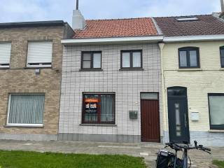 Deze karaktervolle woning in Wenduine, gebouwd in 1930, straalt authenticiteit en charme uit. Met een bewoonbare oppervlakte van 130 m² beschikt deze woning over twee ruime slaapkamers, ideaal voor wie rust en comfort waardeert. Het perceel van 145 m² omvat daarnaast een royale buitenkoer, die volop mogelijkheden biedt om buiten te ontspannen en te genieten van het frisse zeeklimaat.<br /><br />De woning beschikt over een eenvoudige badkamer en een aparte douchekamer, beide nog te renoveren naar eigen inzicht. Hierdoor heeft u de vrijheid om de ruimtes volledig aan te passen en te moderniseren volgens uw persoonlijke wensen. Ondanks de nog te renoveren staat, biedt de woning alvast een warme en uitnodigende basis.<br /><br />De ligging in Wenduine zorgt voor een aangename en rustige woonomgeving, vlakbij de kust en alle nodige voorzieningen. De ruime buitenkoer vormt een belangrijke troef en maakt dit pand ideaal voor wie houdt van privacy en buitenleven. Dit is een prachtige kans om een authentieke woning aan zee volledig naar eigen hand te zetten.