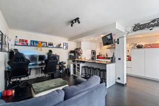 <p>Droomt u ervan om uw eigen zaak uit te baten én comfortabel boven uw zaak te wonen? Dan is deze unieke opportuniteit in het hart van Waarschoot precies wat u zoekt!</p>
<p>Deze goed draaiende en volledig ingerichte frituur wordt aangeboden ter overname en beschikt over een ruime woonst met maar liefst 3 slaapkamers. Dankzij de centrale ligging geniet u van een uitstekende zichtbaarheid, veel passage en een trouwe klantenkring.</p>
<p><strong>Troeven van dit pand:</strong><br />✔ Volledig ingerichte frituur, onmiddellijk operationeel<br />✔ Centrale ligging in het centrum van Waarschoot<br />✔ Ruime woonst met 3 slaapkamers<br />✔ Gezellig terras voor klanten of privégebruik<br />✔ Ideale combinatie van wonen en werken<br />✔ Instapklaar en onmiddellijk beschikbaar</p>
<p>Deze eigendom biedt een uitstekende kans voor zelfstandigen, ondernemers of gezinnen die hun eigen horecazaak willen uitbouwen zonder extra investeringen in inrichting.</p>
<p><strong>Interesse?</strong> Neem vandaag nog contact op voor meer informatie of een bezichtiging. Ontdek zelf de mogelijkheden van deze aantrekkelijke handelszaak met woonruimte op toplocatie!<br /><br />Handelsfonds inbegrepen in de prijs!</p>
<p><em>&quot;Wonen en ondernemen onder één dak op een commerciële topligging in Waarschoot.&quot;</em></p>