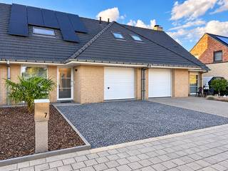 <p>Instapklare woning in een rustige en kindvriendelijke omgeving bestaande uit een inkomhal met afzonderlijk toilet, ruime woonkamer met eet-en zithoek, Polyvalente ruimte (speel of bureauhoek), ruime open keuken, garage met sectionale poort + was/bergplaats en een onderhoudsvriendelijke privatieve tuin met groot terras en tuinberging. Op het verdiep zijn 3 volaardige slaapkamers, nachthal met bergruimte, recent vernieuwde badkamer (inloopdouche, ligbad en mooi lavabomeubel) en een trapluik naar de geïsoleerde zolder.</p>
<p></p>
<p>Extra troeven:</p>
<ul>
<li>Energiezuinig</li>
<li>Voorzien van 12 zonnepanelen</li>
<li>Airco’s (gelijkvloers en verdieping)</li>
<li>Conforme keuring elektriciteit</li>
<li>Regenwaterput van 10.000L</li>
<li>Waterontharder</li>
<li>Doodlopende straat</li>
<li>Rustige en kindvriendelijke omgeving</li>
<li>In de nabijheid van scholen, winkels en openbaar vervoer</li>
<li>Instapklaar</li>
</ul>
<p></p>
<p>Deze woning is te koop zonder makelaar via het concept van Smart Houses! Verdere inlichtingen of bezoek? Contacteer rechtstreeks de eigenaar via <span>+32498687799</span></p>