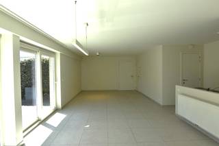 Dit leuke, lichtrijke 3-slpk appartement (105 m²) vinden we op het gelijkvloers van Residentie De Herder, een relatief jonge woonresidentie ('18), heel centraal gelegen tussen Roeselare en Rumbeke.<br />Het appartement is ideaal voor max. 4 gezinsleden en onmiddellijk beschikbaar.<br />Er zijn 2 kinderkamers met badkamer (douche &amp; dubbele wastafel) alsook de grotere slaapkamer met annex badkamer (ligbad, toilet, enkele wastafel).<br />Verder de grote leefruimte met open ingerichte keuken, ruime berging/wasplaats, groot zongericht terras en een apart sas voor vestiaire met gastentoilet.<br /><br />Het appartement is bovendien ook voorzien van een ondergrondse privé parkeerplaats.<br />Laag energieverbruik (E-peil: 55 kWh/m²) én bovendien voorzien van zonnepanelen.