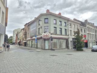 Ben je op zoek naar een kantoorruimte in het centrum van Aalst? Zoek niet verder! Deze kantoorruimte te Molenstraat 18 heeft wat je zoekt. <br /><br />Indeling: <br />- Kantoorruimte<br />- Kitchenette<br />- Douchekamer met inloopdouche en toilet<br /><br />Bijzonderheden:<br />- Onmiddellijk beschikbaar<br />- Ruime kelder perfect bruikbaar als opslagruimte <br />- Ideale ligging in het centrum van Aalst met alle voorzieningen zoals het station, winkels, restaurants, etc. in de buurt<br /><br />Mis deze kans niet en vraag vandaag nog uw bezoek aan. <br /><br />Bij Albert kom je thuis