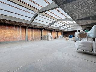 Vous recherchez un espace de stockage ou un entrepôt spacieux et stratégiquement situé dans la région d'Anvers ? Cet entrepôt est situé au Lageweg...