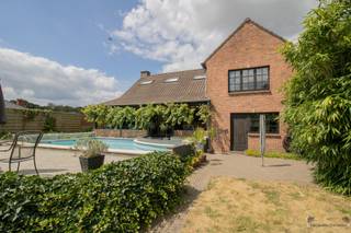 <p><span>Ruime woning met min. 3 slaapkamers, polyvalente zolderruimte van 60 m² en zwembad. </span><span> </span></p><p><span> </span></p><p><span>Gelijkvloers</span><span>: </span></p><p><span>Inkomhal met apart toilet. </span></p><p><span>Woonkamer van 40 m² op keramische tegel. </span></p><p><span>Geïnstalleerde keuken van 18 m² met: </span></p><p><span>- spoelbak </span></p><p><span>- keramische kookplaat </span></p><p><span>- dampkap </span></p><p><span>- vaatwasmachine </span></p><p><span>- warme luchtoven </span></p><p><span>- koelkast met vriesvak </span></p><p><span>Berging van 12 m², met achterinkom. </span></p><p><span>Wasplaats van 7 m². </span></p><p><span> </span></p><p><span>Inpandige garage van 27 m² op stenen vloer. </span></p><p><span> </span></p><p><span>1ste verdieping</span><span>: </span></p><p><span>Nachthal met toegang tot zolder. </span></p><p><span>3 slaapkamers, allen op laminaat, van respectievelijk 16 m², 12 m² en 8 m². </span></p><p><span>Badkamer van 7,5 m² op laminaat met: </span></p><p><span>- hoekbad </span></p><p><span>- douche </span></p><p><span>- toilet </span></p><p><span>- enkele wastafel op meubel </span></p><p><span> </span></p><p><span>Zolderruimte</span><span>: </span></p><p><span>Polyvalente ruimte van ca. 60 m², met kitchenette en douche. </span></p><p><span> </span></p><p><span>Terrassen van ca. 60 m². </span></p><p><span> </span></p><p><span>Buitenzwembad (warmtepomp). </span></p><p><span>Serre. </span></p><p><span> </span></p><p><span>Stedenbouwkundige inlichtingen: vergunning aanwezig, verkavelingsvergunning, geen voorkooprecht, geen maatschappelijke herstelmaatregel opgelegd, woongebied. </span></p>