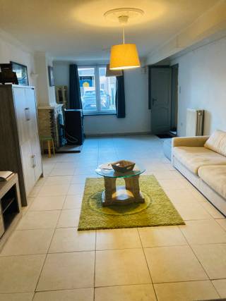 Op wandelafstand vh centrum v sint-truiden en 15 km v Hasselt vinden we deze ruime starterswoning. De woning is volledig gerenoveerd met epc C.<br />Gelijkvloers open ruimte met veel lichtinval: inkomhal, ruime zonnige living, grote open keuken voll. geïnstalleerd en een mooie badkamer met ligbad, lavabomeubel en wc, wasruimte en apart gastentoilet.<br />Vanuit de keuken toegang tot een groot terras en een ruime tuin met gazon en achteruitgang.<br />Op de 1ste verdieping: 3 slaapkamers.<br />Vaste trap naar geïsoleerde zolder.<br />Beneden nog een ondergrondse kelder.<br />Het grootste gedeelte vd woning is voorzien v nieuw laminaat.<br />Cv op gas met nieuwe leidingen, elektriciteit goedgekeurd. Oppervlakte 250 m2 en bewoonbare opp: 106m2<br />Centrum vlakbij, openbaar vervoer dichtbij en school aan de deur. Ideaal als starterswoning of als opbrengstpand om te verhuren. Parkeerplaatsen vr de deur en mogelijkheid electrische auto opladen. Geen huurkoop en geen makelaars!!!<br />