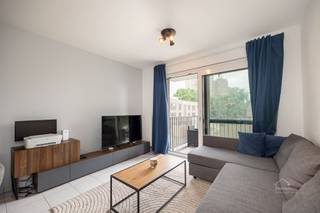 <p>Bent u op zoek naar een modern, instapklaar en uiterst energiezuinig appartement? Dit prachtig onderhouden appartement uit 2013 ligt aan de felbegeerde Robert Schumanlaan 29 in Hoboken. <br />Met een uitzonderlijk gunstig EPC-label A bent u hier klaar voor de toekomst. De ideale match voor starters, singles of als slimme, waardevaste investering!</p><p>Indeling & Troeven</p><p>* Lichtrijke leefruimte met open keuken: De ruime woonkamer geniet van een maximale lichtinval en vormt één mooi geheel met de modern ingerichte open keuken. Gezelligheid en comfort troef.<br />* Heerlijk terras: Direct toegankelijk vanuit de leefruimte. Een heerlijke buitenruimte om te ontspannen, een boek te lezen of te genieten van de frisse lucht.<br />* Ruime slaapkamer: Een royale, rustige slaapkamer met meer dan voldoende plaats voor een groot tweepersoonsbed en een uitgebreide kastenwand.<br />* Aansluitende badkamer: Smaakvol ingericht en voorzien van een comfortabele douche en een elegant lavabomeubel met praktische opbergruimte.<br />* Praktische wasplaats/berging: Een onmisbare, aparte binnenberging met de nodige aansluitingen voor uw wasmachine en droogkast, plus extra opslagruimte.</p><p>Waarom dit appartement een absolute buitenkans is:</p><p>* Top EPC-label A: Uitzonderlijk energiezuinig, wat garant staat voor een zeer laag energieverbruik en optimaal wooncomfort.<br />* Bouwjaar 2013: Gebouwd volgens moderne normen, met kwalitatieve materialen en een conforme elektriciteitskeuring.<br />* Uitstekende ligging: Gelegen in een rustige, aangename buurt in Hoboken (Robert Schumanlaan). Winkels, scholen, parken en het openbaar vervoer (tram en bus richting Antwerpen-centrum) liggen op wandelafstand. Ook de belangrijke invalswegen zijn vlot bereikbaar.</p><p>Mis deze kans niet! Plan snel uw bezoek aan de Robert Schumanlaan 29 en ontdek dit vastgoedpareltje zelf.</p><p>Olena Besjentseva</p><p>Olena@home4you.be<br />+32 486 27 17 30<br />7/7 bereikbaar<br />BIV 520 272</p>