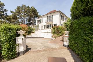 Discover this charming home, located in the Magere schorre with open views of the "Royal Zoute Golf Club".Built in 1961, this property offers a...