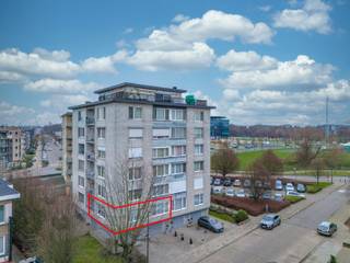Dit goed gelegen lichtrijk hoek appartement geniet de volgende indeling: <br />Inkomhal, living, badkamer (voorzien van lavabo - toilet - douche en aansluiting wasmachine), keuken en 2 slaapkamers. <br /><br />Gelegen nabij winkels, invalswegen en openbaar vervoer. <br /><br />maandelijkse kosten: 200€ met inbegrip van syndicus, provisie voor privatieve verwarming en water verbruik, onderhoud van het gebouw, tuin en lift.<br />Het EPC - keuring van de elektriciteit en Asbestattest kan u terug vinden op www.accentvastgoed.be <br /><br />Voor verdere informatie en/of een bezoek: info@accentvastgoed.be of 03/288.34.70.