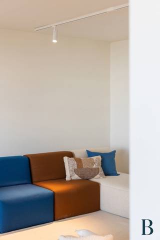 Locatie:
Dit appartement aan de Borsbeeksebrug in Berchem geniet van een centrale en vlot bereikbare ligging. U woont hier op wandelafstand van Berchem station en verschillende tram en buslijnen. Ook Te Boelaarpark bevindt zich in de buurt, net als winkels en de stad. Dankzij de nabijheid van belangrijke verbindingswegen combineert deze ligging comfort, mobiliteit en een aangename woonomgeving.

Indeling:
U betreedt het appartement via de inkomhal die uitgeeft op een ruime en lichtrijke leefruimte met veel zoninval. De vele raampartijen zorgen voor veel natuurlijke lichtinval in de leefruimtes. De natuurlijke geoliede eiken parketvloer loopt stijlvol doorheen het volledige appartement. De keuken is hoogwaardig afgewerkt en uitgerust met inductiekookplaat, vaatwasser, ijskast, combi oven en een werkblad in keramische steen. Verder beschikt het appartement over 2 slaapkamers, een badkamer en 2 terrassen die het wooncomfort extra versterken. Er is bovendien een aparte voorziening voor wasmachine en droogkast.

Berging: ruime kelderberging.
Fietsenstalling: aanwezig in het gebouw.

Troeven:
✓ Energiezuinig appartement met EPC A.
✓ Volledig hoogwaardig gerenoveerd.
✓ High end led verlichting inbegrepen.
✓ Twee terrassen

Technische gegevens:
Het appartement is uitgerust met een veiligheidsdeur en nieuwe ramen. De sanitaire en elektrische leidingen werden vernieuwd, net als de cv leidingen en radiatoren. De high end led verlichting is inbegrepen en geniet van 5 jaar garantie. De keuken wordt aangeboden met garanties op kasten en toestellen.

Extra:
Algemene kosten in aanvraag 
De keuken wordt aangeboden met garanties op kasten en toestellen en ook de verlichting is inbegrepen.
Renovatie plicht niet van toepassing
Stedenbouw: Wg

Benieuwd naar de waarde van je woning? Vraag een gratis schatting aan via lex@bauwensvastgoed.be